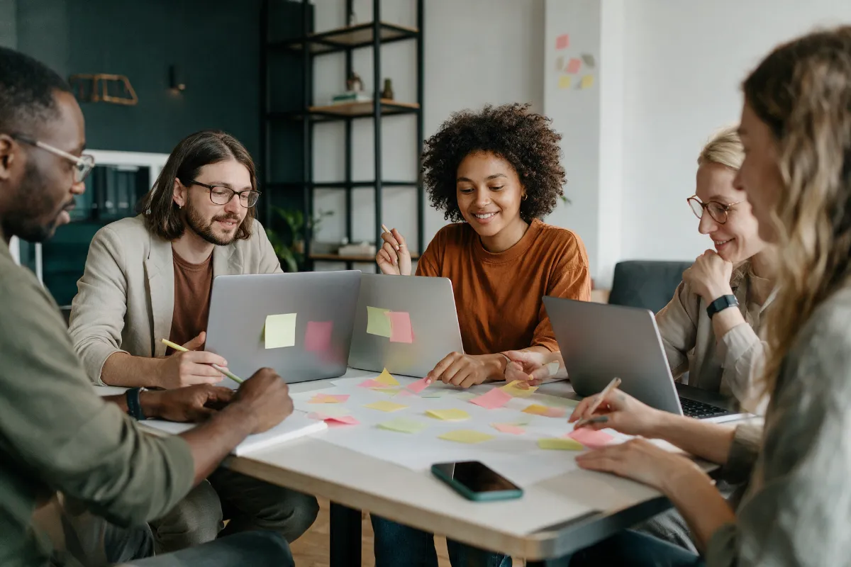 Équipe préparant une campagne de web marketing et de réseaux sociaux